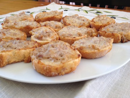 Crostini con salsiccia e crescenza