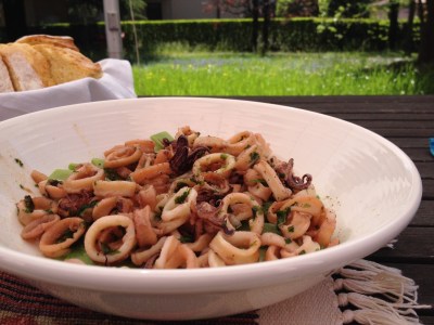 Calamaretti e taccole al vino bianco