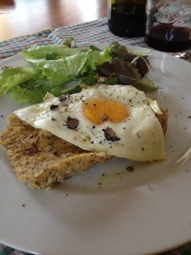 Crostino polenta con uova e tartufo