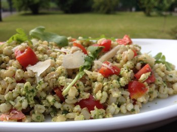 Orzo con pesto di rucola e pomodorini